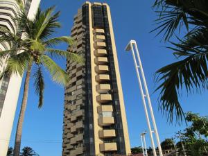 福塔莱萨Particular Golden Beira Mar的一座高大的建筑,前面有棕榈树