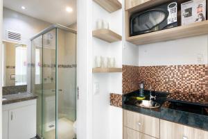 福塔莱萨Particular Golden Beira Mar的一间带玻璃淋浴和水槽的浴室