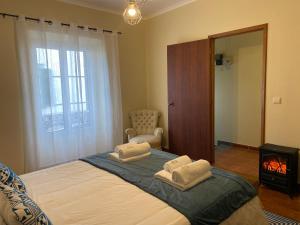 蓬塔德尔加达Alojamento CASA DA FIGUEIRA的一间卧室配有一张带两个枕头的床