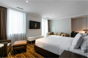 多伦多Sutton Place Hotel Toronto的酒店客房设有一张大床和一张沙发。