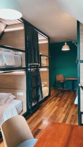 波哥大Bendito Hostels的客房设有两张双层床和一张桌子。