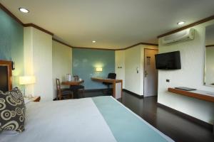 墨西哥城阿巴斯托斯广场酒店的酒店客房设有一张大床和一张书桌。