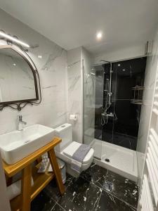 约阿尼纳VIRSA BOUTIQUE ROOMS的浴室配有卫生间、盥洗盆和淋浴。