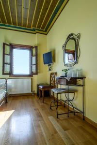 切佩洛沃芭比格迪斯酒店 的一间设有镜子、一张桌子和一把椅子的房间