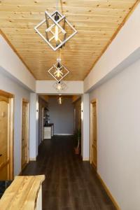 塞凡Sargsyan ECO house的空的走廊,设有木制天花板和吊灯