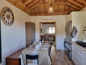 Garafíavilla los vaqueros的厨房以及带桌子和时钟的客厅。