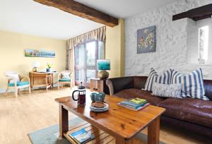 克里克豪厄尔The Neuadd Cottages的客厅配有沙发和桌子