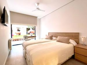 莱昂Housingleón - Palacio de Don Ramiro的一间卧室设有一张大床和一个窗户。