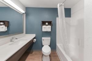 代顿WoodSpring Suites Dayton North的浴室配有卫生间、盥洗盆和浴缸。