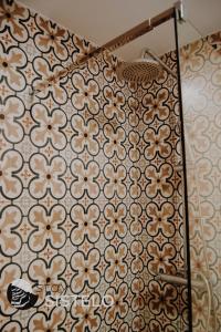 希斯泰洛Casa do Ferreiro的浴室设有花卉图案的墙壁