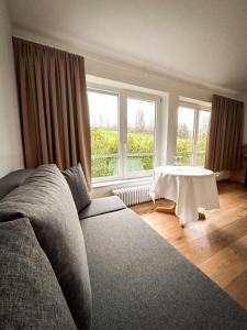 阿尔高内的伊门施塔特Hotel Bergstätter Hof的客厅配有沙发和桌子