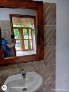 埃尔扎伊诺Casa kumake的女人在浴室镜子里拍自己的照片
