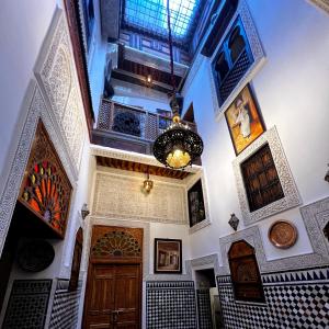 非斯Riad dar Kirami的走廊的图象,建筑有天花板