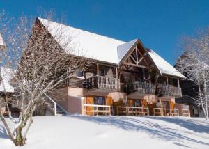 贝斯和圣阿纳斯泰斯SUPER BESSE Appartement LE GÎTE BESSARD 6 couchages Le Bois de la Reine的大型小木屋,地面上积雪