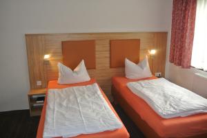 哈根艺术环境酒店的配有两张床的旅馆客房
