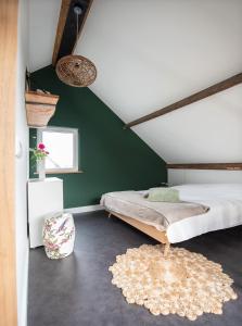 德吕嫩La Casa Gardenia的一间卧室设有一张床和绿色的墙壁