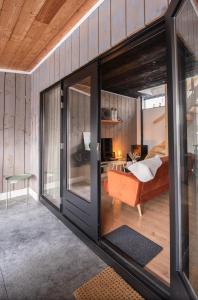 德吕嫩La Casa Gardenia的卧室设有滑动玻璃门和1张床