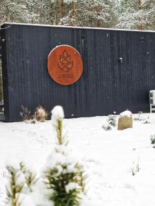 Skrwilnow lesie的雪中栅栏上的标志