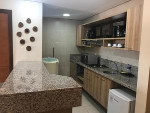 卡姆布库Kariri Beach - Apartamento Superior的厨房配有水槽和台面