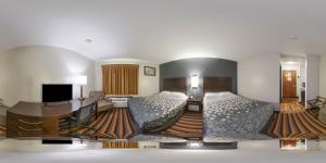 密尔沃基密尔沃基机场伊克诺旅店的酒店客房设有两张床和一台平面电视。