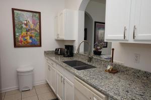 奥兰多Windsor Hills Resort- 204B的厨房配有水槽和台面