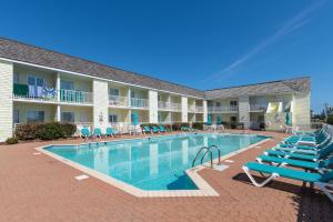 哈特勒斯Villas of Hatteras Landing by KEES Vacations的一个带躺椅的酒店游泳池