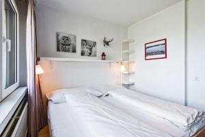拉格斯Quadern Apartmenthaus B204的卧室配有白色的床和窗户。