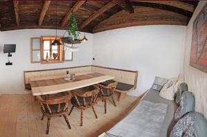 莱奥冈Pöchtlhof的客厅配有木桌和椅子