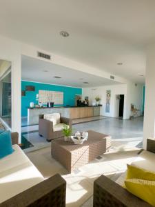 AltagraciaLD Suites Punta Playa的客厅配有沙发和桌子