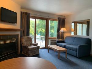 鱼溪AppleCreek Resort-Hotel & Suites的客厅设有蓝色的沙发和壁炉