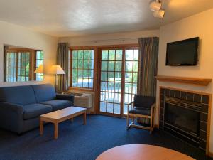 鱼溪AppleCreek Resort-Hotel & Suites的带沙发和壁炉的客厅