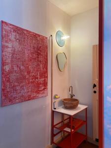 梅赫伦Bed & Binnekyk的一间带水槽的浴室和墙上的一幅大画