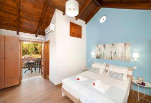 加瓦洛霍里翁Cretan Lux Villa Heated Pool的一间卧室设有一张床和一间用餐室