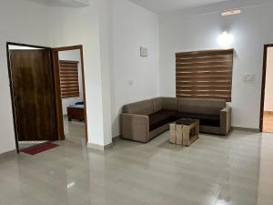 Wayanad Biriyomz Residency, Kalpatta, Low Cost Rooms and Deluxe Apartment的休息区