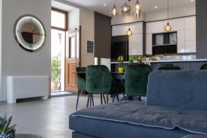 伊西翁Orion Maison: Luxury 3-bedroom maisonette in the center of town的客厅配有沙发和桌椅