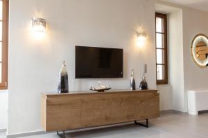 伊西翁Orion Maison: Luxury 3-bedroom maisonette in the center of town的客厅设有壁挂式平面电视。