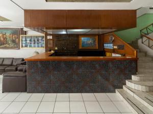 瓜达拉哈拉Hotel Canada的一间带酒吧的厨房和一张沙发