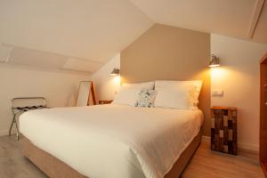 拉戈阿Azores Country Nature的一间卧室配有一张带白色床单的大床