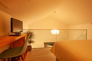拉戈阿Azores Country Nature的一间卧室配有一张床,梳妆台上配有电视