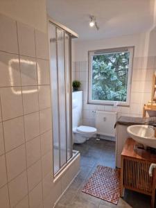 佩讷明德Ferienwohnung für Naturliebhaber的一间带卫生间和水槽的浴室