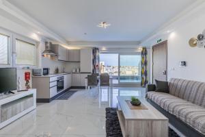 姆西达Terrace View - Stylish Two Bedroom Penthouse的客厅以及带沙发和桌子的厨房。