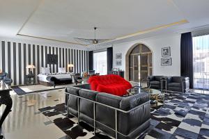 杰尔吉斯DAR OOMI的客厅配有红色的沙发和床。