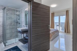 姆西达Terrace View - Stylish Two Bedroom Penthouse的带淋浴和盥洗盆的浴室