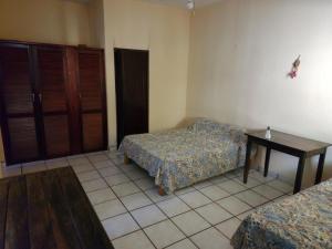 圣帕特里西奥梅拉克CASA PLAYITA MELAQUE的一间设有两张床和一张桌子的房间