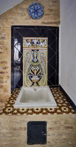 塞维利亚Casa Pureza的带浴缸的客房,铺有瓷砖地板