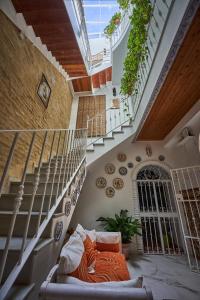 塞维利亚Casa Pureza的楼梯间,设有沙发的楼梯
