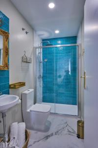 塞维利亚Casa Pureza的浴室设有卫生间和蓝色瓷砖淋浴。