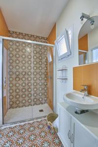 塞维利亚Casa Pureza的带淋浴和盥洗盆的浴室