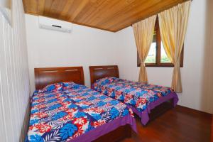 TemaeMOOREA - The Golden Reef Bungalow Nuku Hiva的一间卧室设有一张床和一个窗口