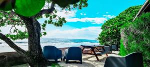 TemaeMOOREA - The Golden Reef Bungalow Nuku Hiva的海滩旁的桌椅